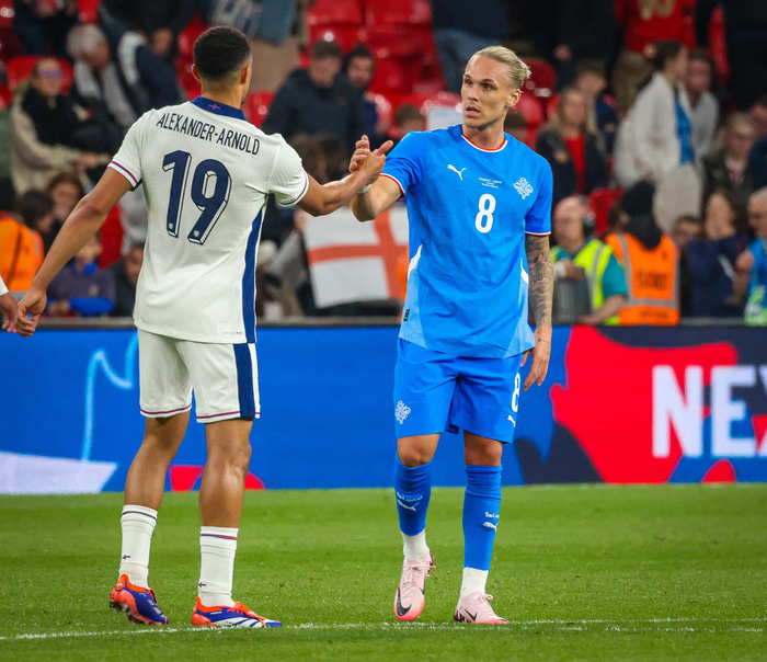 Arnór SIgurðsson tekur hér í hönd Trent Alexander-Arnold eftir leikinn