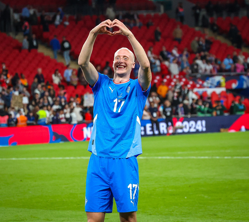 Valgeir Lunddal Friðriksson (22) á innan við hálft ár eftir af samningi sínum við Häcken. Romano sagði að Valgeir væri búinn að semja við Fortuna Düsseldorf í Þýskalandi fyrir næsta ár en þýska félagið vill fá hann strax til sín.