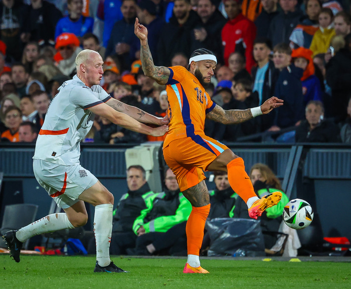 Valgeir Lunddal í baráttunni við Memphis Depay framherja hollenska liðsins