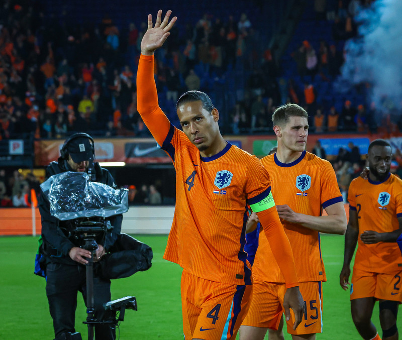 Byrjunarlið Hollands og Japan: Níu úrvalsdeildarleikmenn byrja