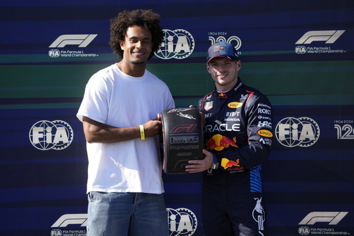 Joshua Zirkzee hér með formúlumeistaranum, Max Verstappen.