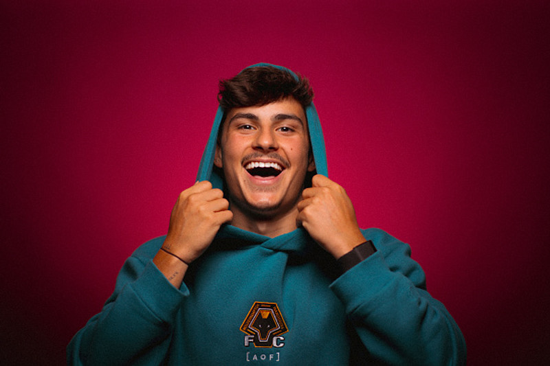 Rodrigo Gomes hæstánægður með nýju hettupeysuna sína.