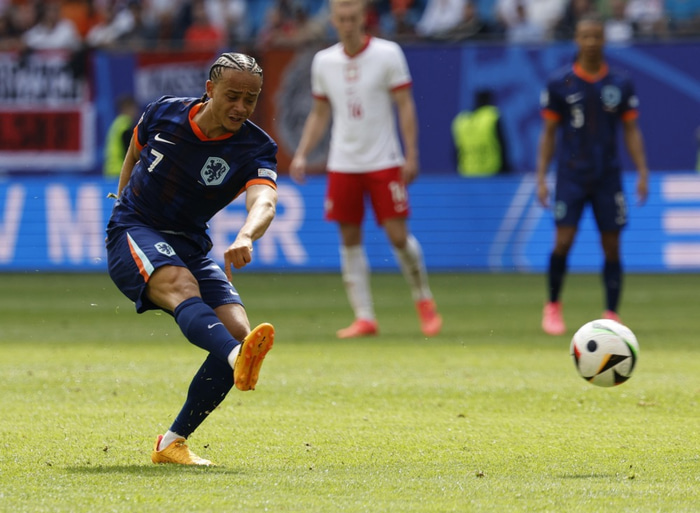 Xavi Simons var á sínum stað í byrjunarliði Hollands í fyrstu umferð Evrópumótsins gegn Póllandi.