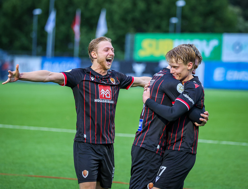 Ari fagnar með liðsfélögunum í kvöld.