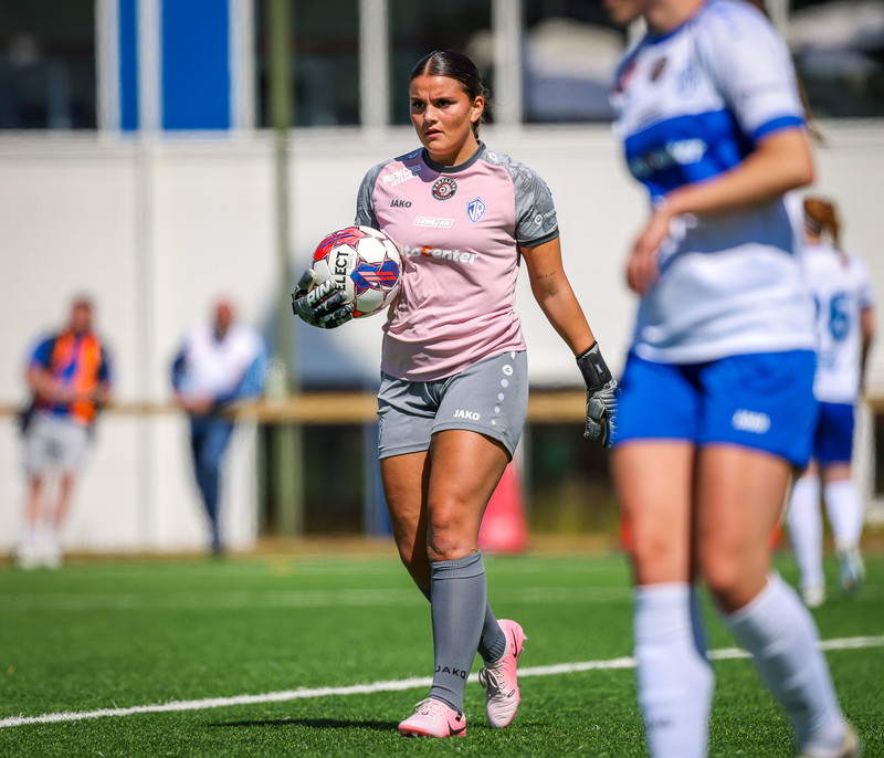 Esther Júlía kom frá Val og á að verja markið.