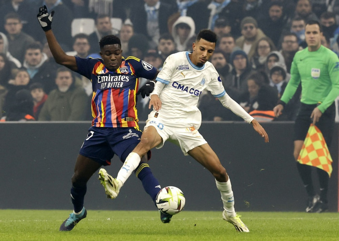Nuamah í baráttu við Azzedine Ounahi, leikmann Marseille.