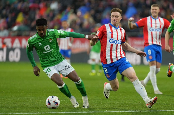 Abner í baráttu við Viktor Tsygankov, leikmann Girona.