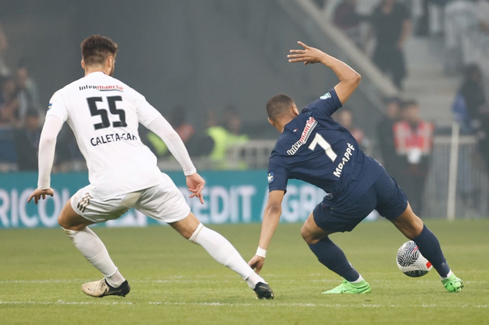 Caleta-Car í baráttu við Kylian Mbappé í úrslitaleik franska bikarsins í lok maí.