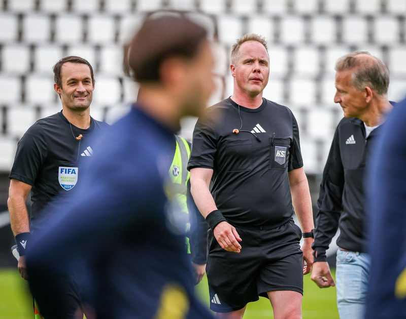Arnar Þór Stefánsson dæmir á Ísafirði í dag.