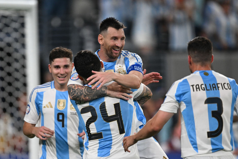 Lionel Messi fagnar fyrsta marki sínu á mótinu