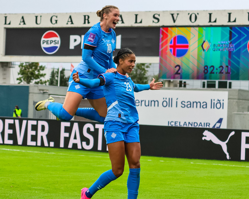 Karólína og Sveindís fagna þriðja markinu.