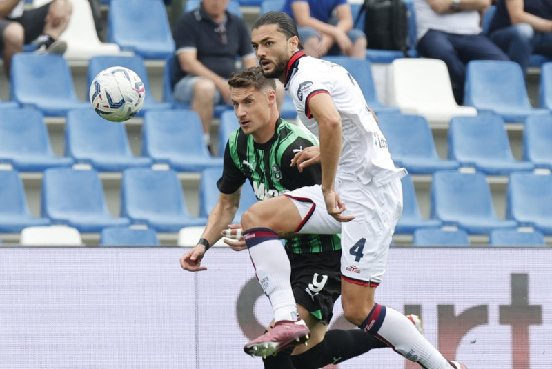 Dossena í baráttu við Andrea Pinamonti.