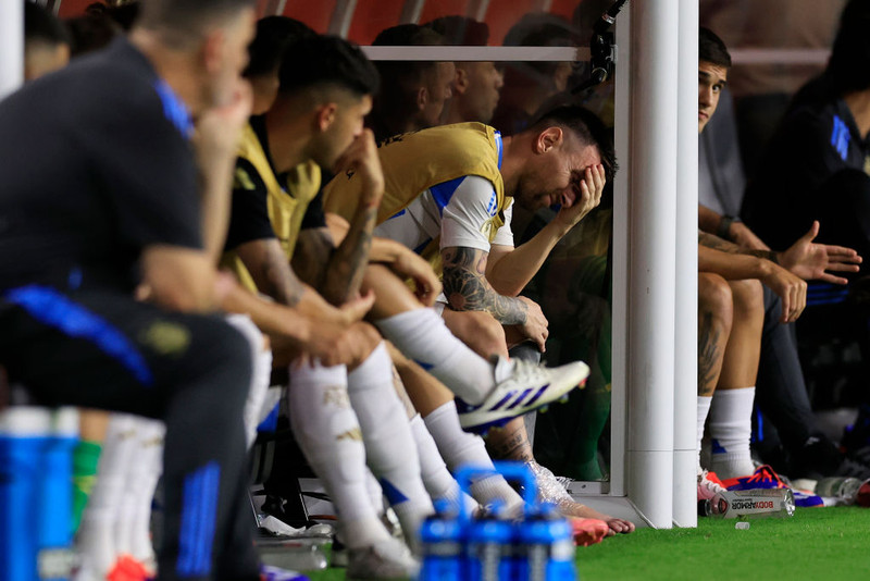 Messi brast í grát á bekknum