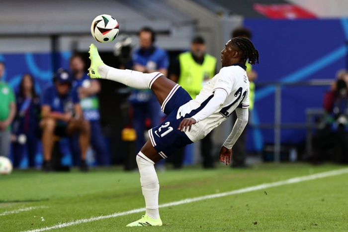 Eze í leik með enska landsliðinu á EM.