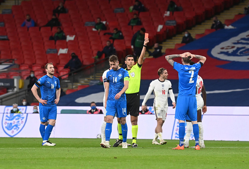 Fabio Verissimo rak Birki Má Sævarsson af velli á Wembley árið 2020.
