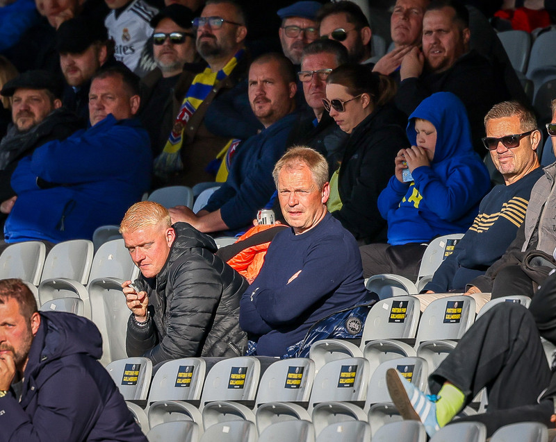 Óskar fylgist með KR í stúkunni á KR-velli áður en hann tók við liðinu.
