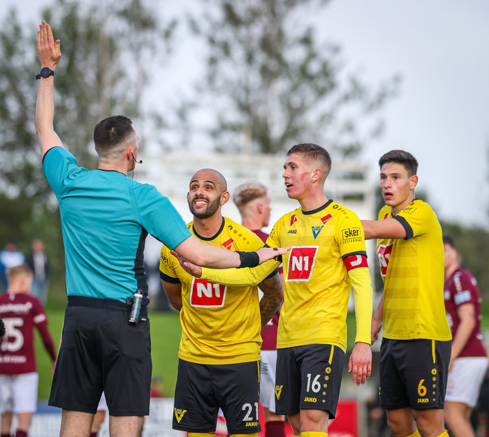 Leikmenn Víkinga mótmæla Gunnari Oddi eftir að hann dæmdi markið af.