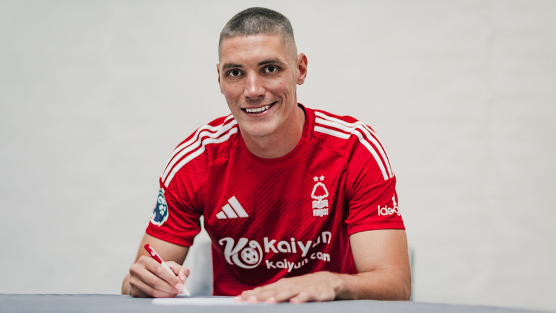 Nikola Milenkovic kemur inn í vörnina hjá Forest.