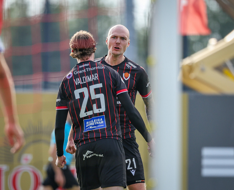 Valdimar og Aron Elís ánægðir með mark Víkings í fyrri leiknum.