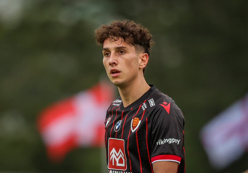 Tarik Ibrahimagic fékk fast spark frá samherja.