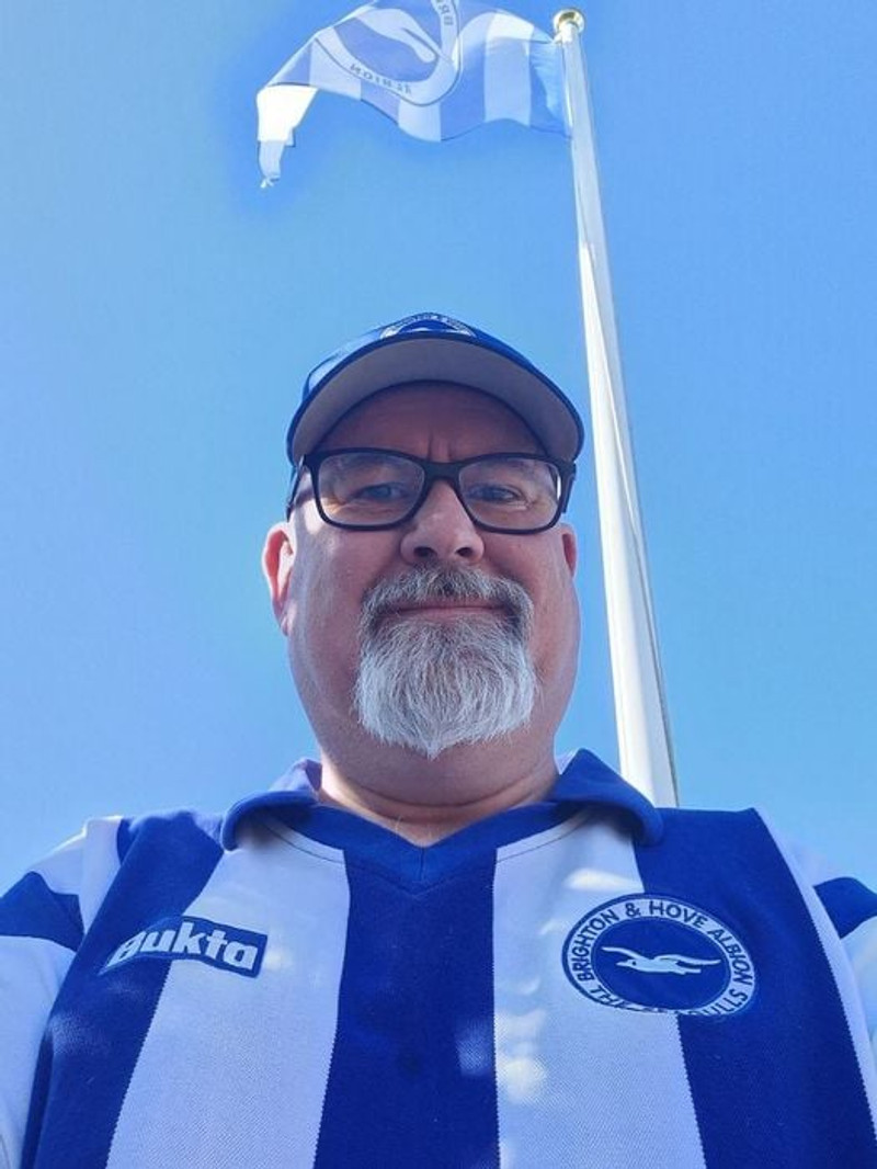 Með Brighton fánann í bakgrunni.
