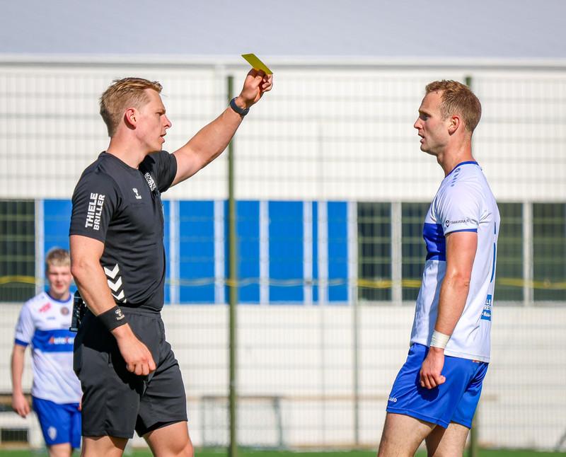 Spjaldað fyrir óþarfa leiktafir.