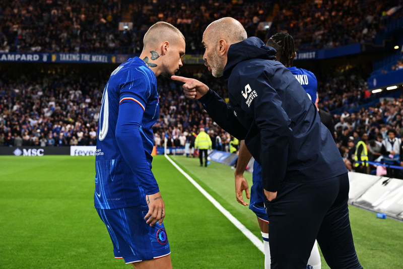 Mudryk ræðir hér við Enzo Maresca, stjóra Chelsea.