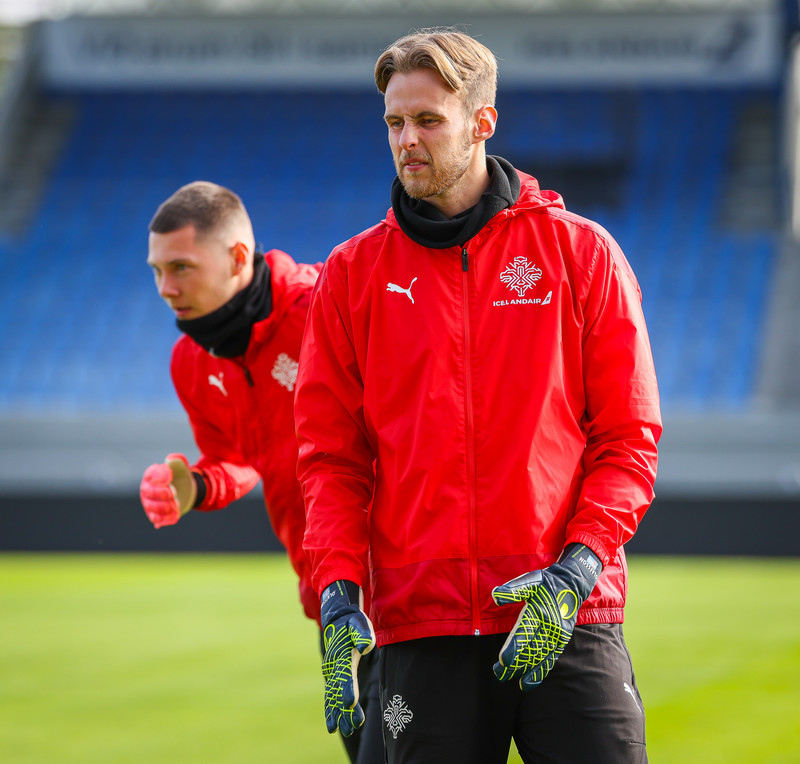 Elías Rafn þurfti að fara af velli og fór beint upp á spítala