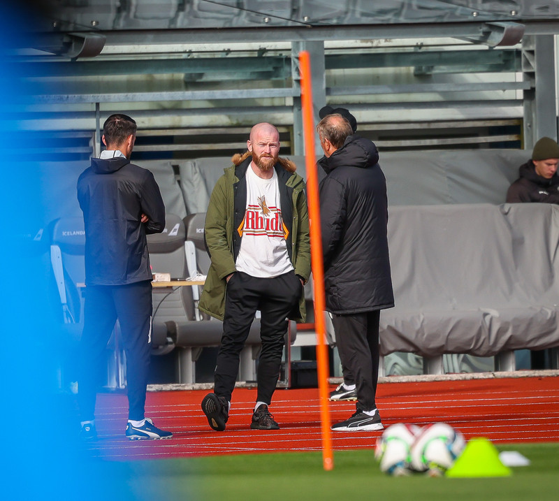 Aron spjallar við Age Hareide.