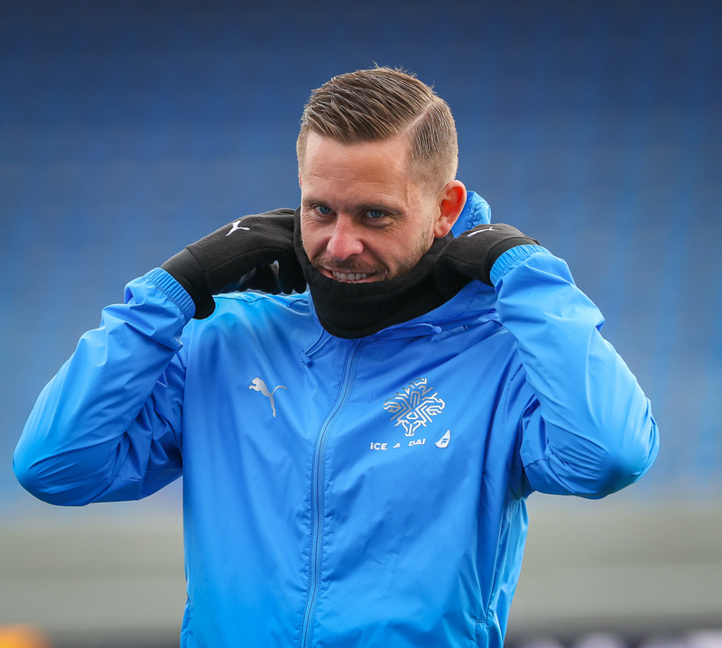 Gylfi var ekki með Val í gær en æfði með landsliðinu í dag
