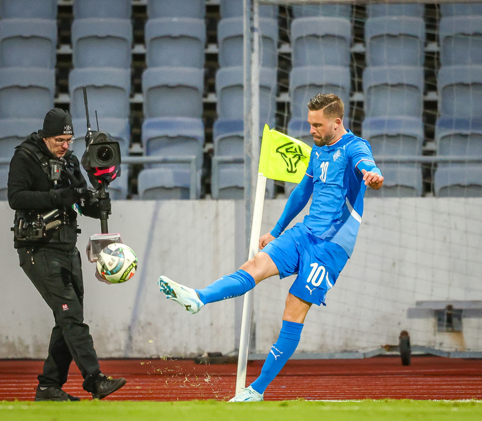 Gylfi lagði upp seinna mark Íslands með hornspyrnu.