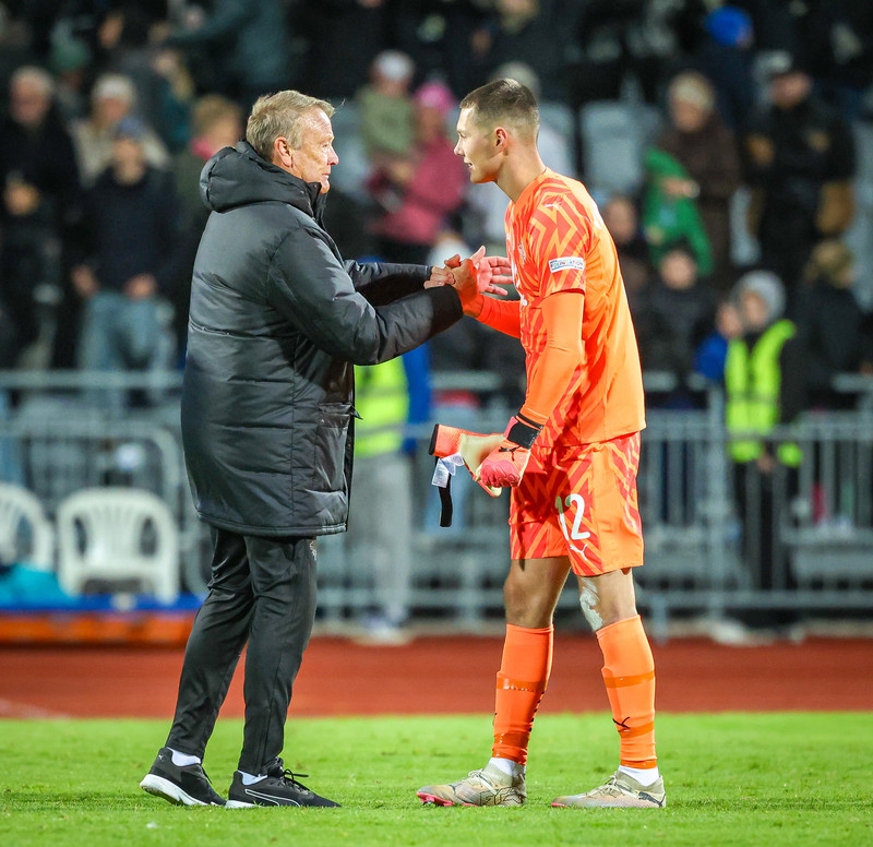 Hareide og Hákon Rafn.