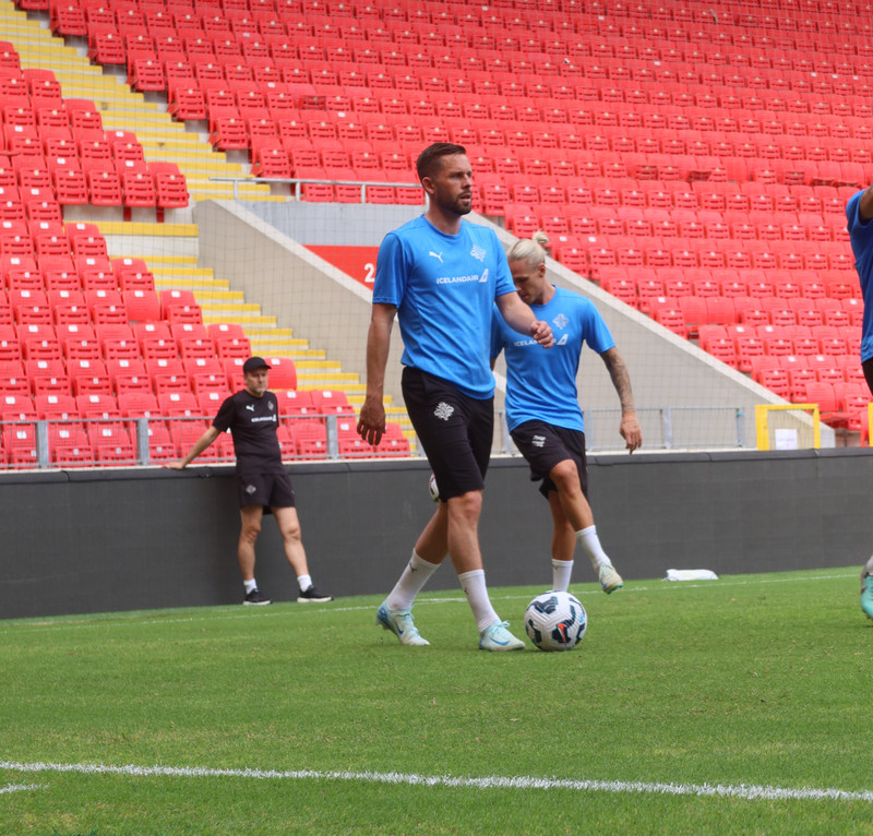 Gylfi á æfingu í Izmir í Tyrklandi í dag.