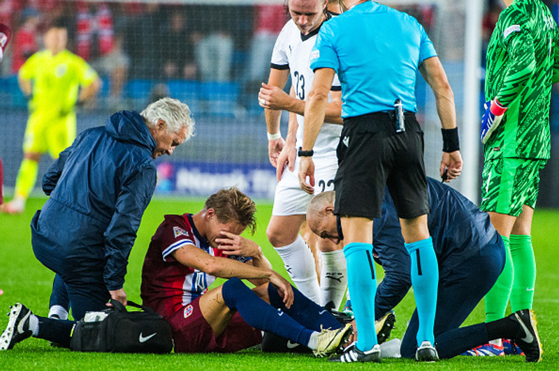 Martin Ödegaard þjáður á vellinum.
