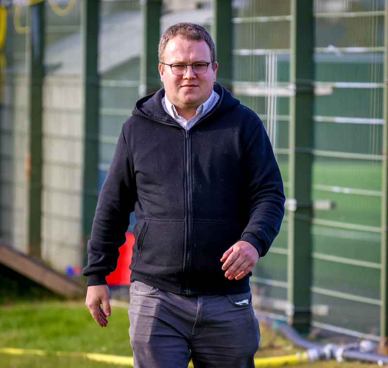 Sverrir Örn á heimslóðum, í Breiðholtinu.