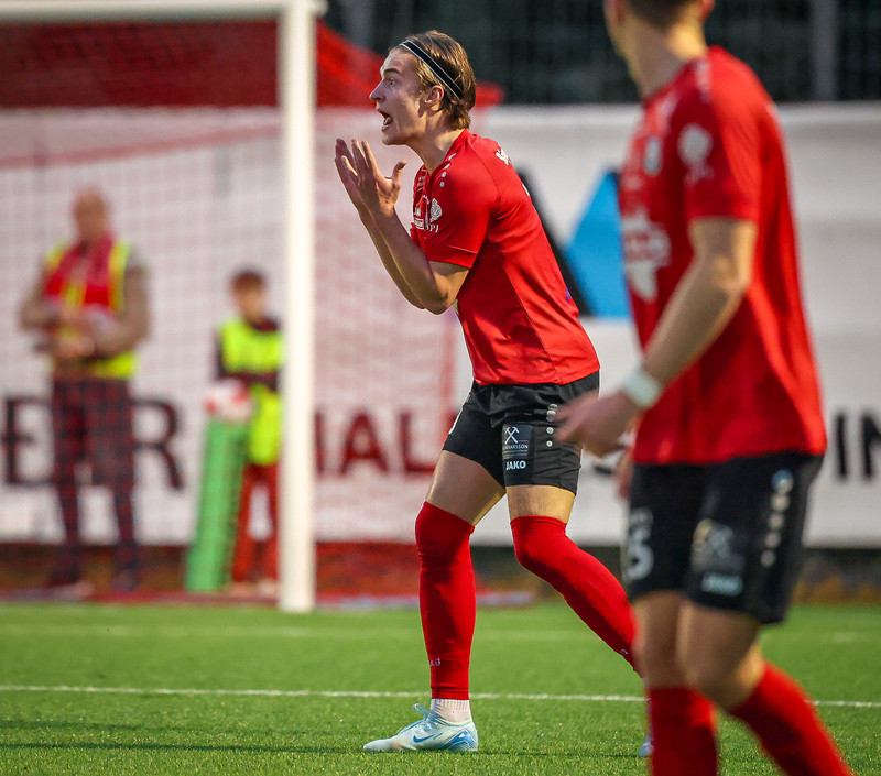Elmar eftir að hann fékk gula spjaldið í fyrri hálfleik.