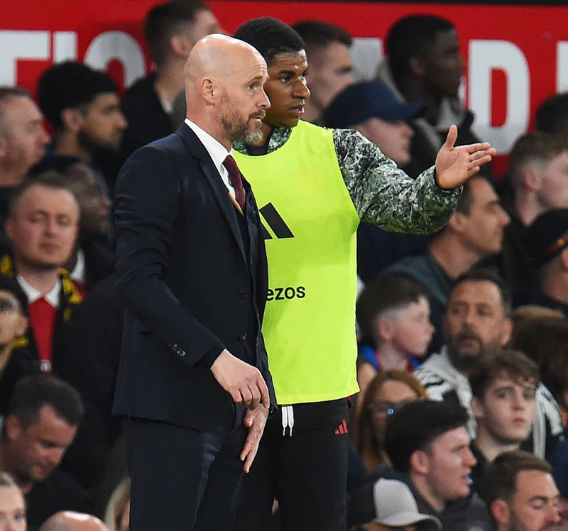 Ten Hag og Marcus Rashford ræða málin.