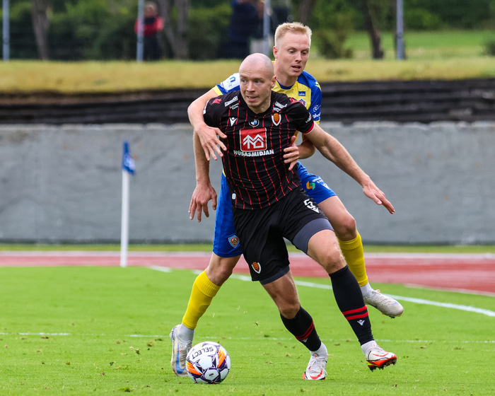 Daníel Hafsteinsson í baráttu við Jón Guðna Fjóluson.