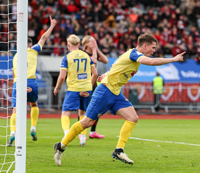 Viðar Örn fagnar markinu.