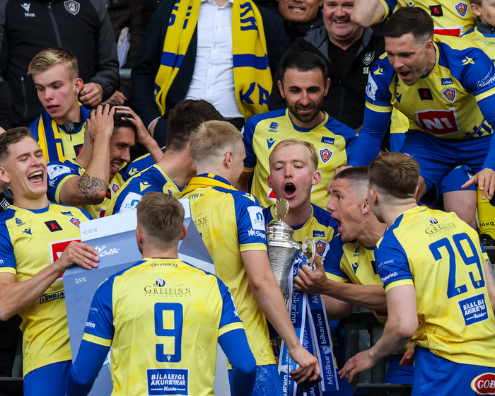 Hans Viktor í þvögunni að lyfta bikarnum.