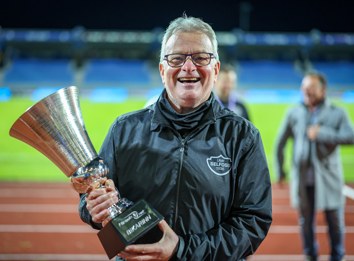 Vann nokkra titla á ferlinum, hér er hann með Fótbolti.net bikarinn haustið 2024.