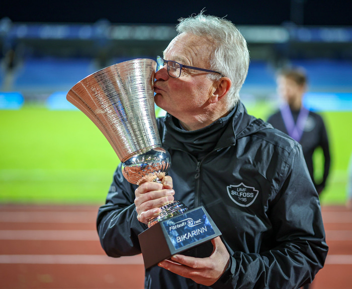 Með Fótbolti.net bikarinn haustið 2024. 'Ein geggjaðasta viðbót við fótboltaflóruna á Íslandi'