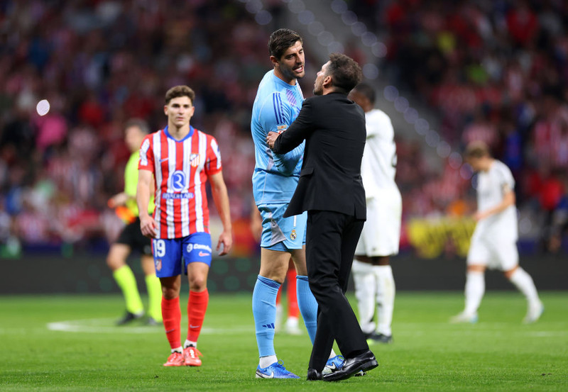 Thibaut Courtois og Diego Simeone ræða saman á leiknum