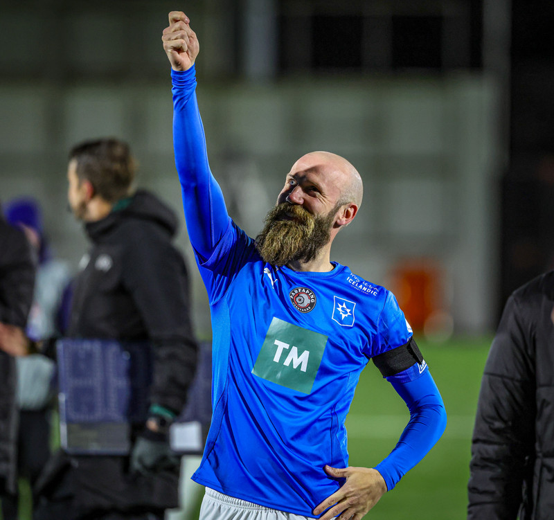 Daníel Laxdal slíðrar sverðið