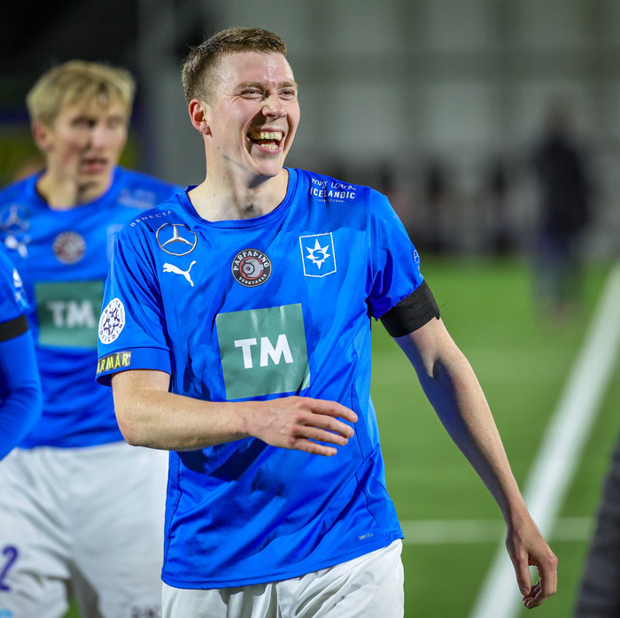Fagnstjórinn Emil Atlason var heldur betur glaður í leikslok enda Stjarnan búið að vinna 3 - 0 sigur á ÍA.