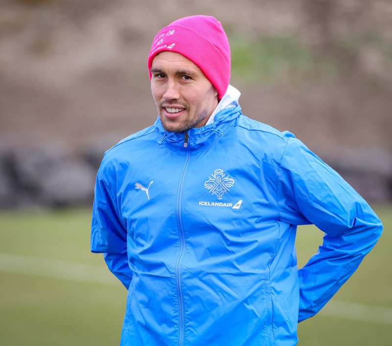 Myndir: Ísland æfði á hybrid grasinu í Kaplakrika - Gylfi áfram með - Orri týndur og allir með bleika húfu
