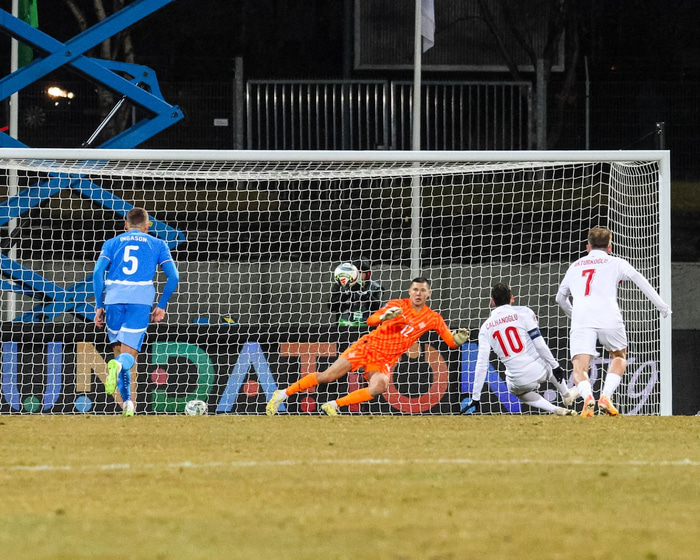 Hakan Calhanoglu klúðrar vítinu