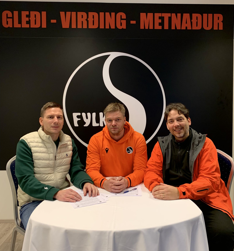 Frá vinstri: Björn Viðar Ásbjörnsson, formaður meistaraflokksráðs, Árni Freyr Guðnason, nýr þjálfari Fylkis og Ragnar Páll Bjarnason, formaður knattspyrnudeildar