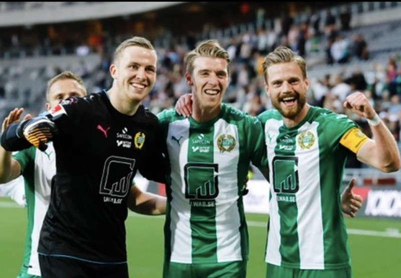 Birkir Már var í banni og Arnór þurfti að fara í hægri bakvörðinn. Það endaði ekki vel.