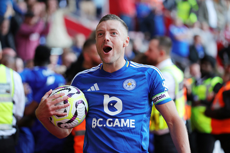 <b>Framherji: Jamie Vardy (Leicester)</b> - Elsti leikmaðurinn í liði vikunnar eftir sinn þátt í magnaðri endurkomu Leicester gegn Brighton, sem bjargaði stigi fyrir nýliðana. Vardy átti þar mark og stoðsendingu og hefur verið frábær eftir að Ruud van Nistelrooy tók við liðinu. Vardy verður 38 ára í janúar.